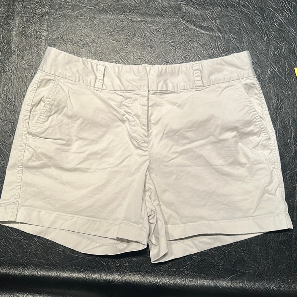Vineyard vines size 8 women’s shorts 5 inch shorts, light khaki/cream color
